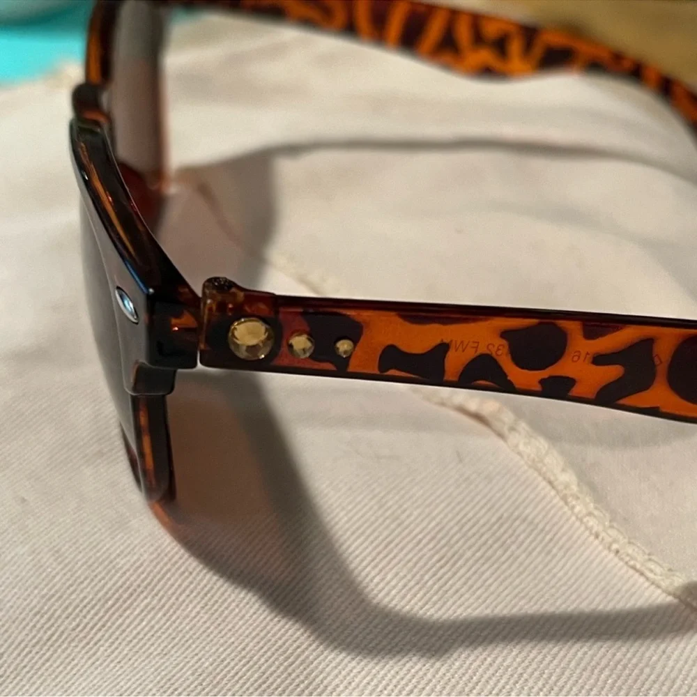 Tortishell sunglasses with arm bling cat eye dark sunnies Sunglasses